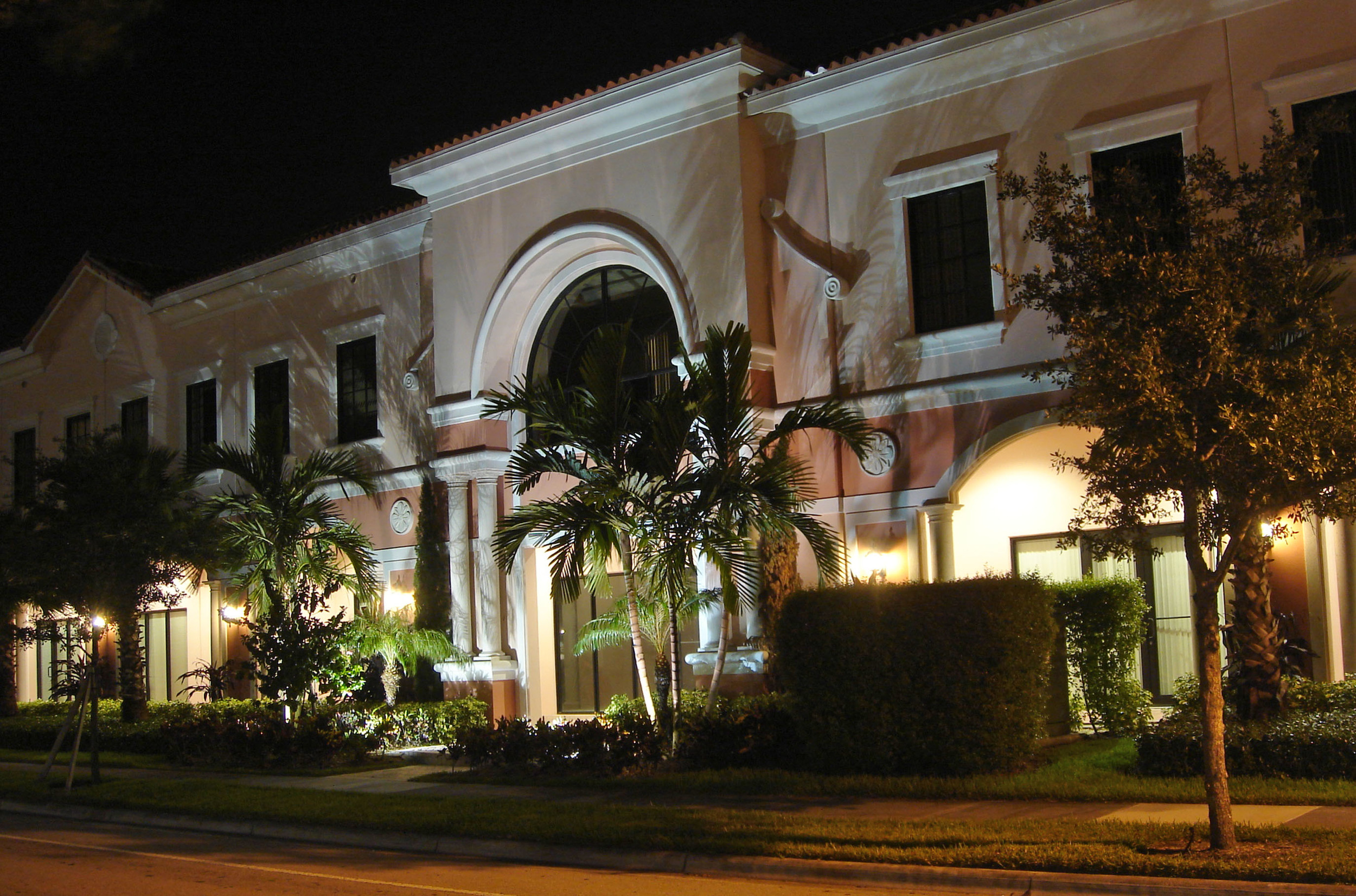 University Commons Abacoa Jupiter Building at Night.jpg