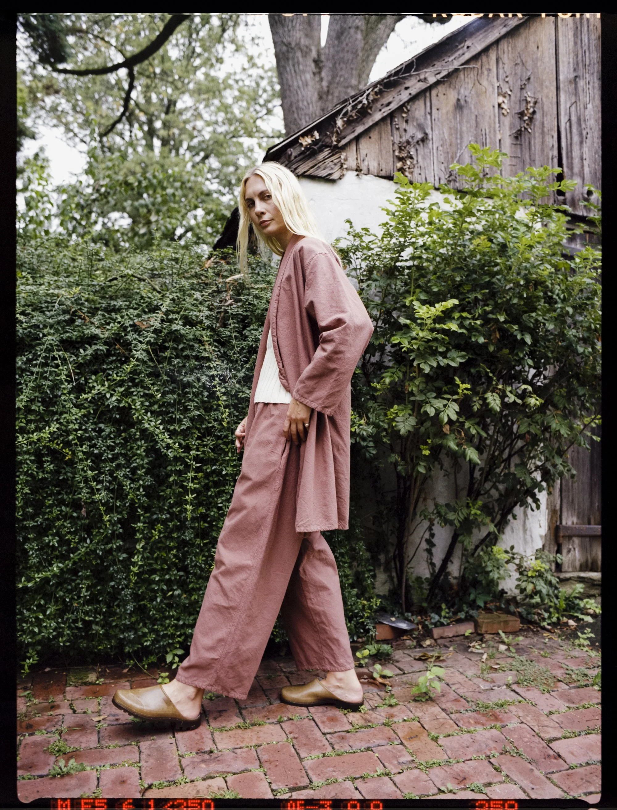 WOLHIDE_SS23_JG-SCAN_200.JPG
