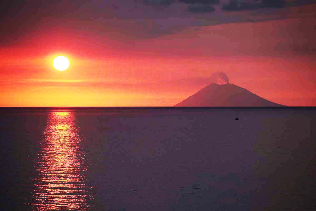 stromboli volcano from tropea piazza_IMG_7504.jpeg