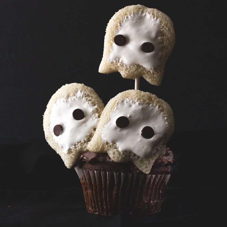 Halloween-Cupcake-Ghosts.jpg