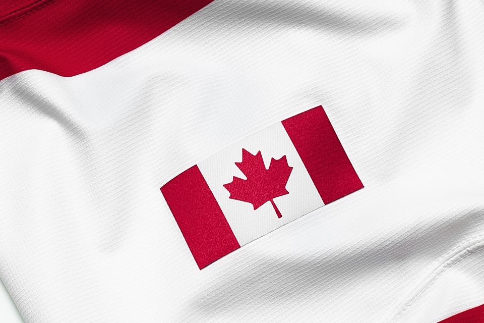  The left sleeve is embellished with the Canadian flag. 