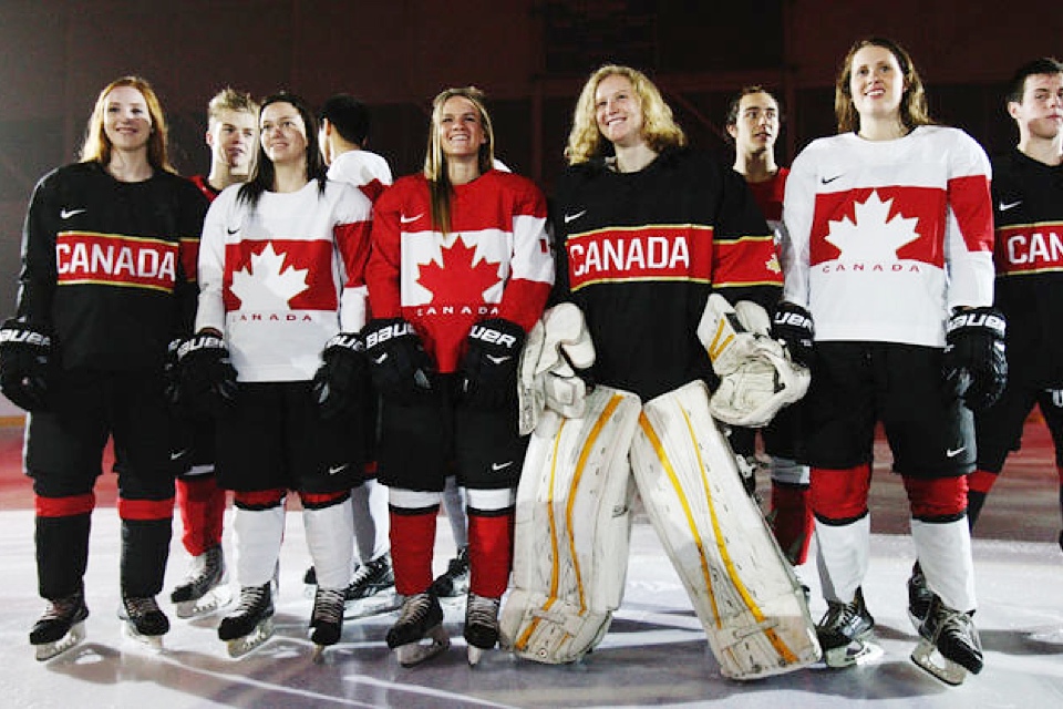  The full uniforms were seen at the official unveiling at Mattamy Athletic Centre in Toronto. Photo from  Toronto Sun . 