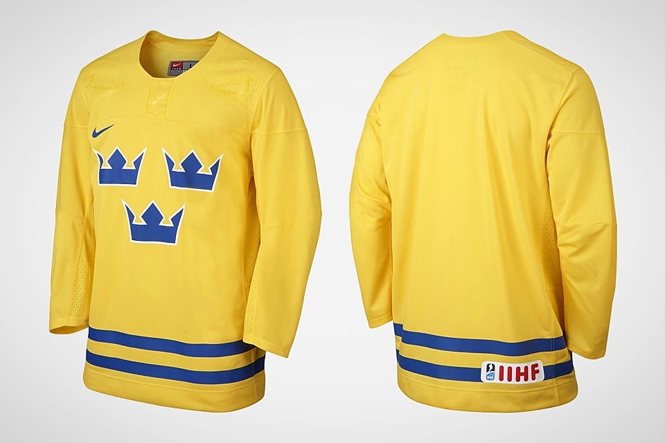  The retail version of the jersey features the IIHF logo on the back. 