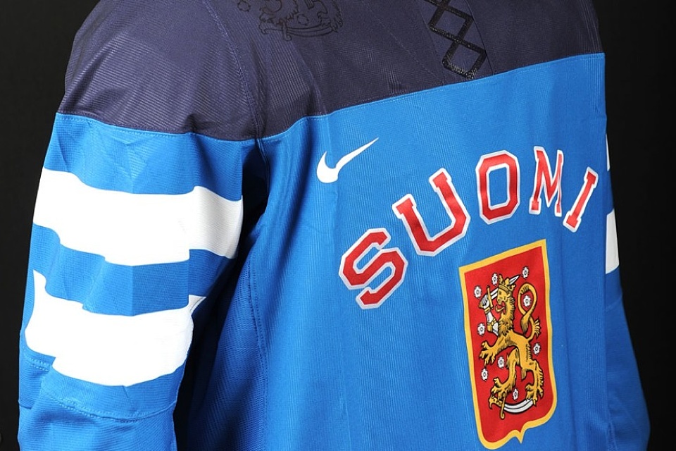  This throwback-inspired design features some Nike upgrades, including a Finnish flag on the sleeves and the lion from the crest embellishing the shoulders. 