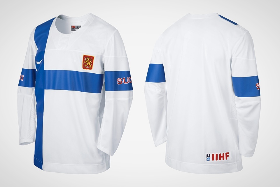  On the retail version, we see that the vertical flag stripe stops at the shoulder and the IIHF logo is added to the back. 