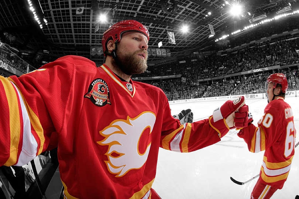 Nieuwendyk honored by Flames on Retro Night —