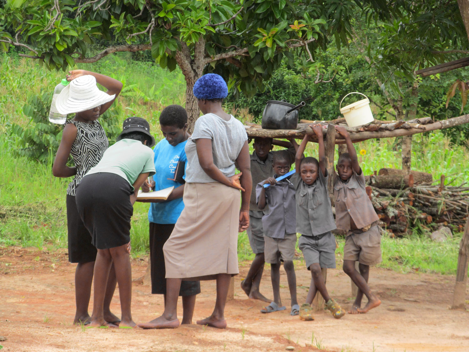 125 of the most vulnerable children in Chinaka Community receive a daily hot and nutritious meal, access to education and access to basic health care.