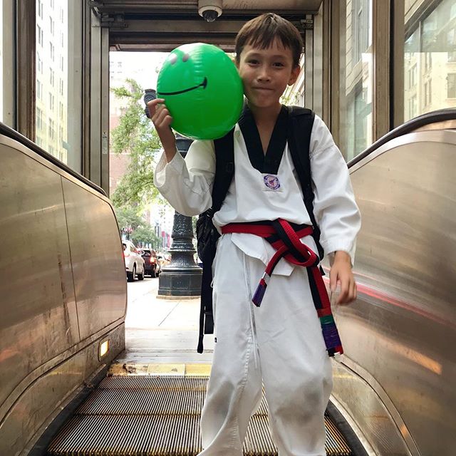 🎶 Just put on a happy face! 🎶 &ndash; hangin&rsquo; with my mini Ambassador of Good Cheer
.
.
#putonahappyface #happy #face #happyface #cta #chicago #summerinthecity #citylife #citykids #ambassadorofgoodcheer #aogc