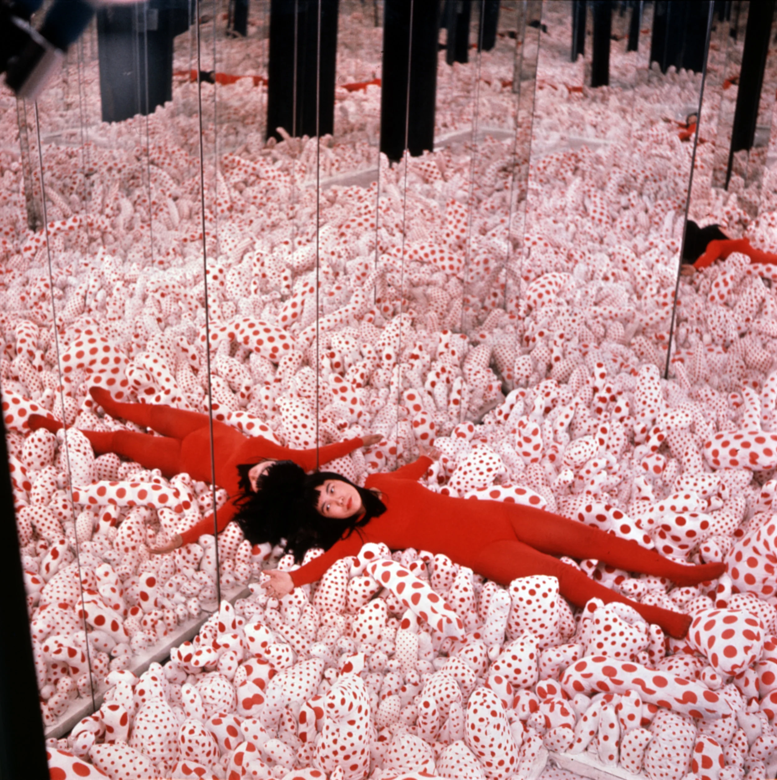 Installation view of Infinity Mirror Room—Phalli’s Field, 1965, in Floor Show , Castellane Gallery, New York, 1965. Sewn stuffed cotton fabric, board, and mirrors Courtesy of Ota Fine Arts, Tokyo/Singapore; Victoria Miro, London; David Zwirner, New York. © Yayoi Kusama Photo: Eikoh Hosoe