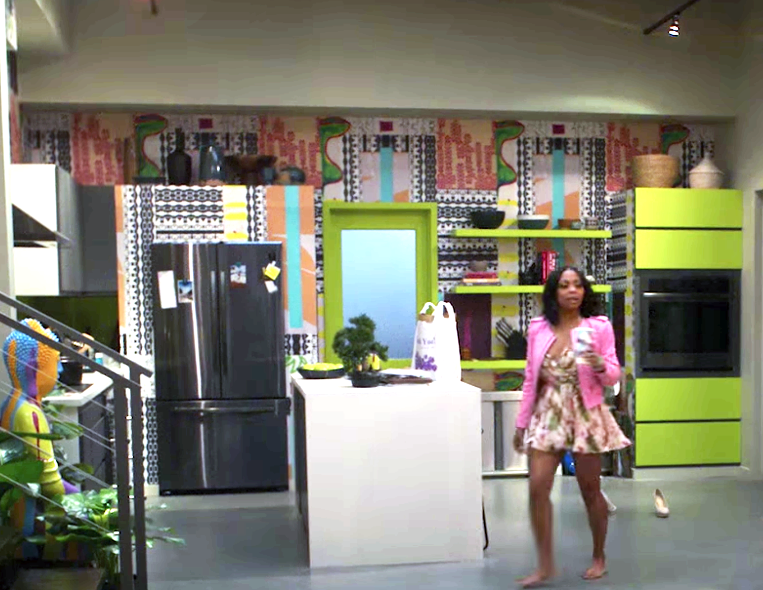 Rene_on-set-Run-The-World_wallpaper.png