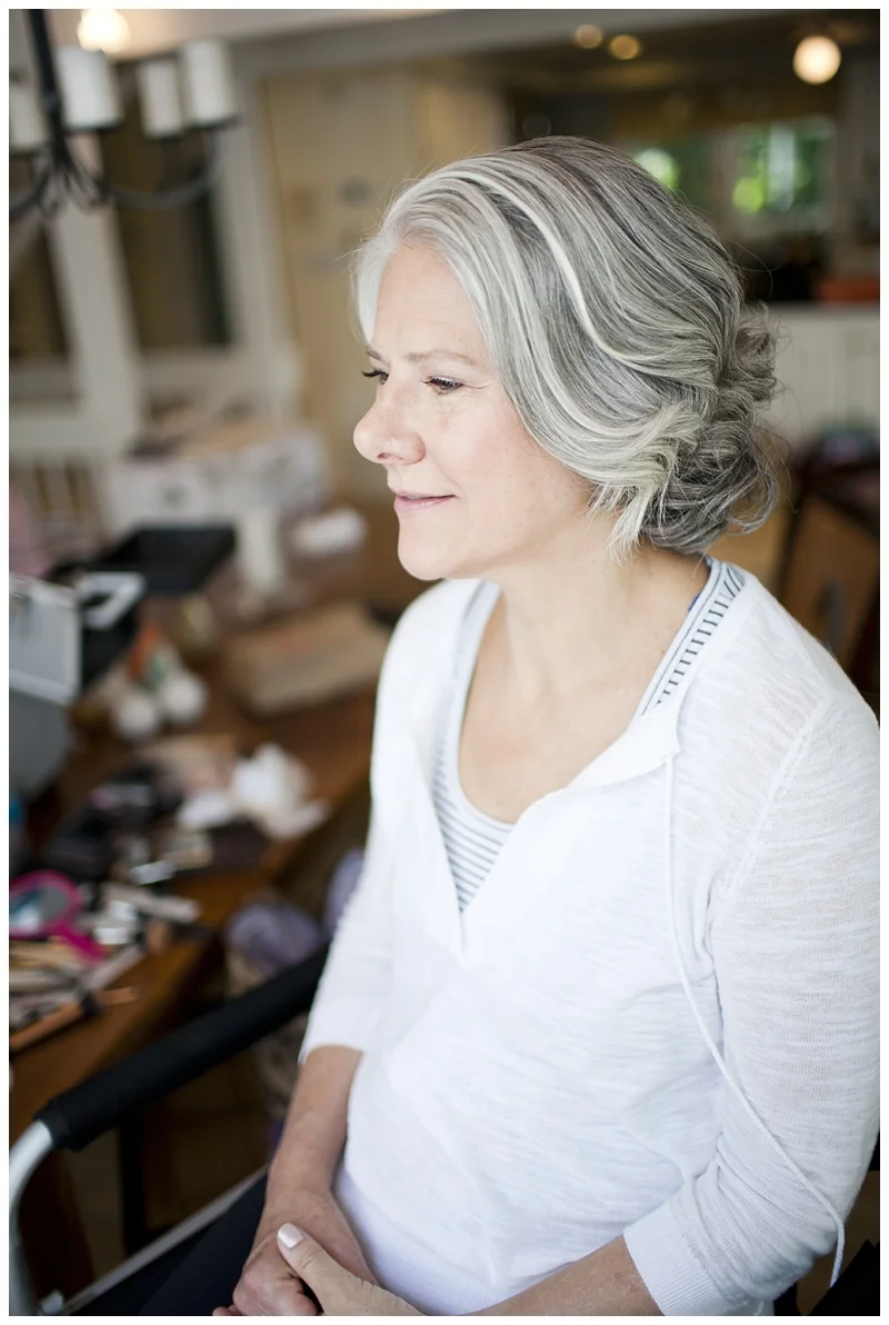 Mother of the bride looking radiant!