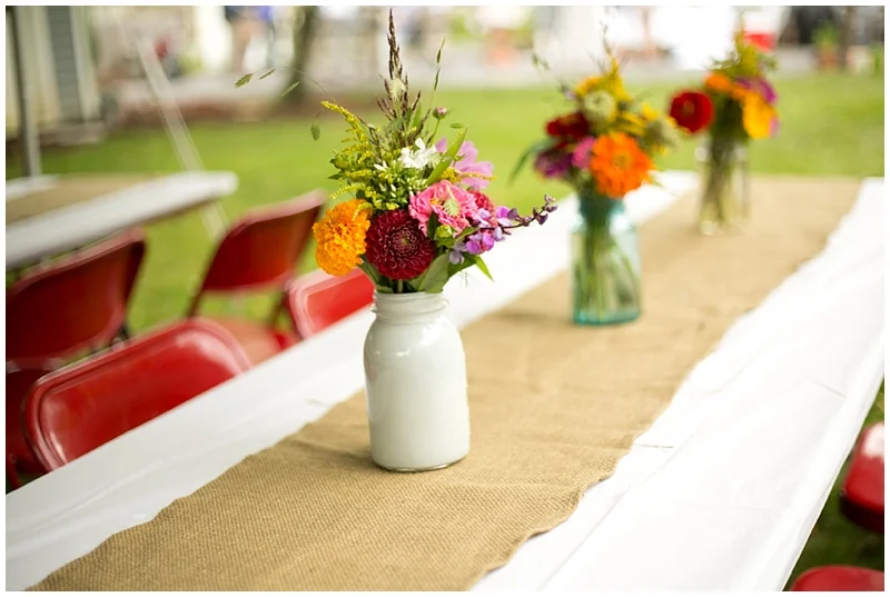 Love love love the red chairs!