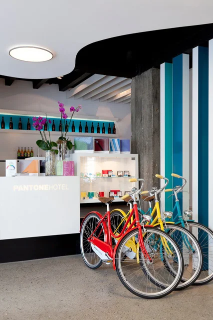 vert-pantone-hotel-06.jpg
