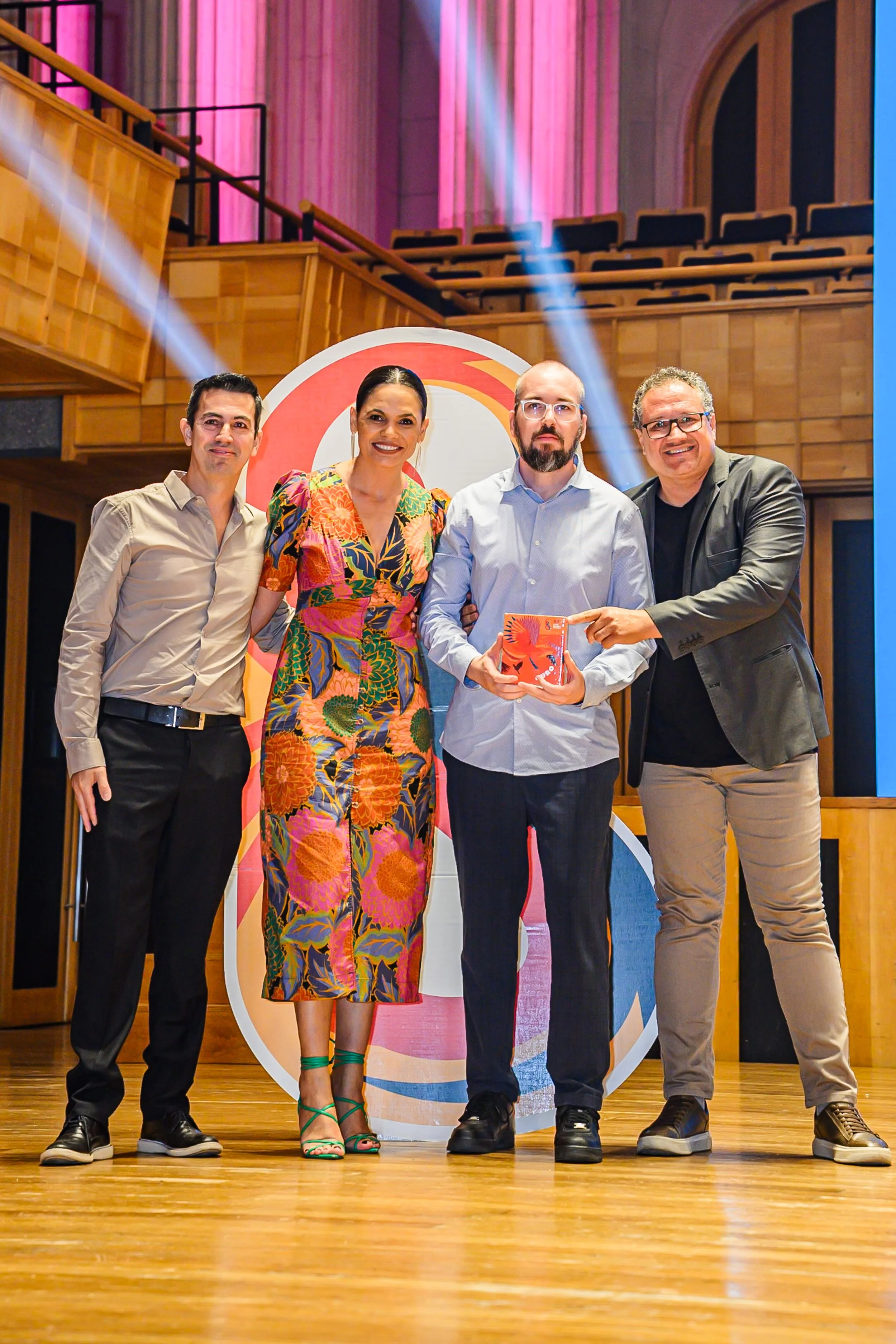 Nossos diretores Rafael Silveira e Rodrigo neves recebendo o Ouro no Prêmio Brasileiro de Design 2025 na categoria Design de Embalagens - Imobiliário, em conjunto com os profissionais da Artíce responsável pela produção.