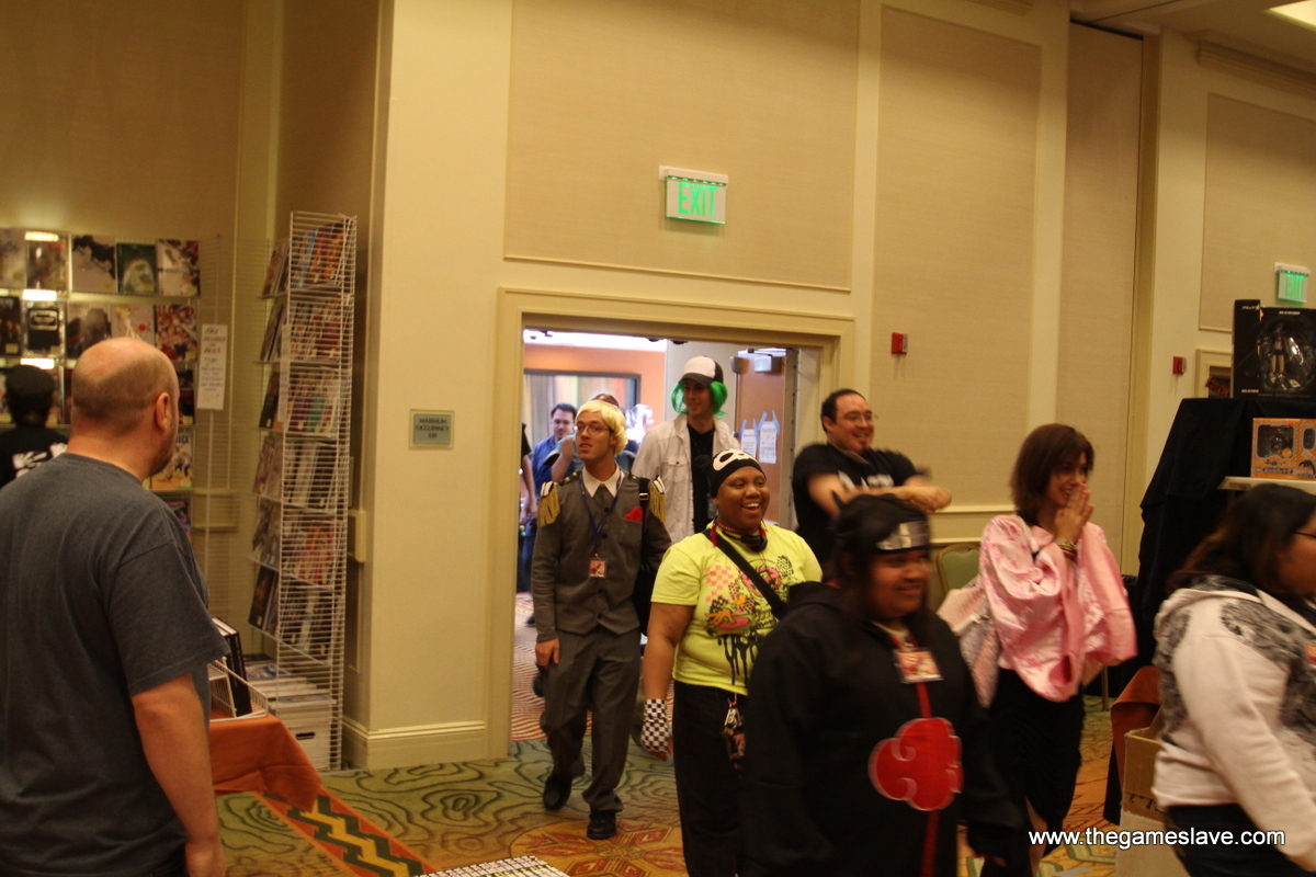 Orderly Con-goers coming into the Dealer's Room