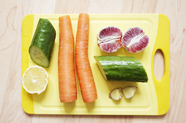 A juice to go with breakfast: half a large cucumber, half a lemon, 2 carrots, 2 pieces of ginger, and a blood orange.