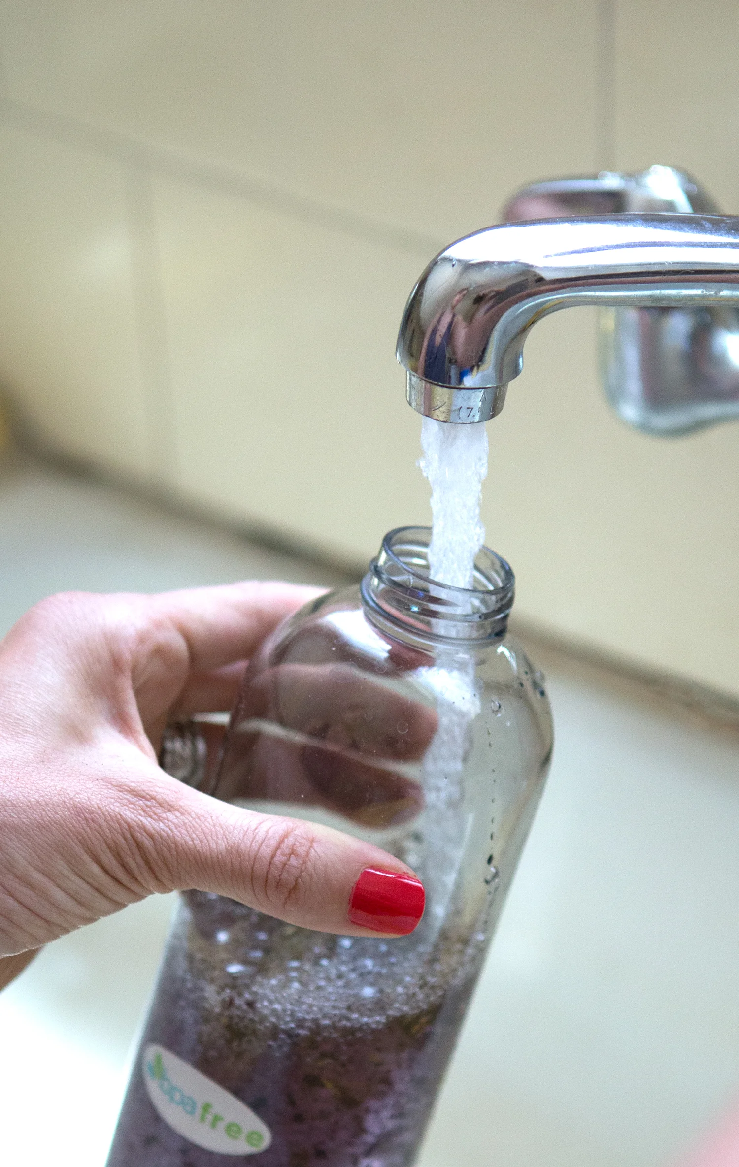 Add water to the Steep & Go bottle