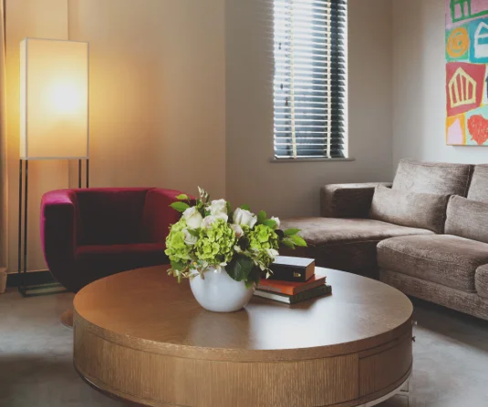Queen suite sitting room