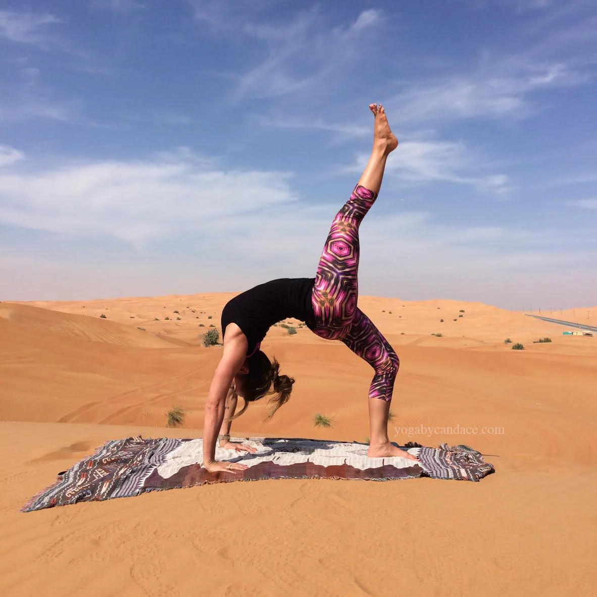 Yoga in the desert Wearing: koral leggings , splendid top . 