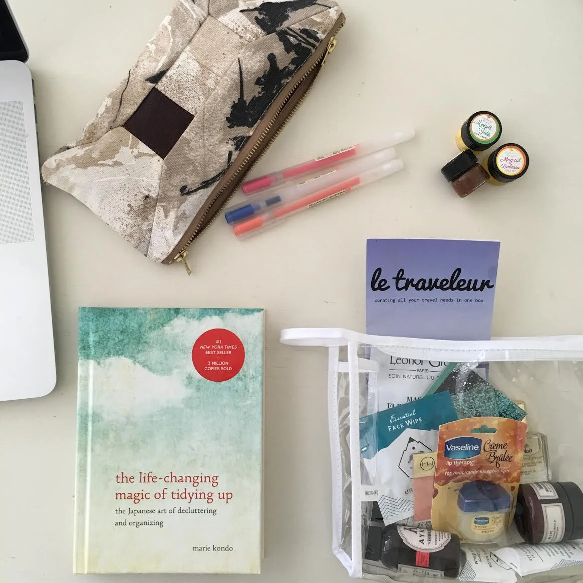 On my desk: artists' wallet from Mizu, Muji pens (the best pens ever), Earthwise Beauty samples , Le Traveleur essentials , The Life-Changing Magic of Tidying Up .