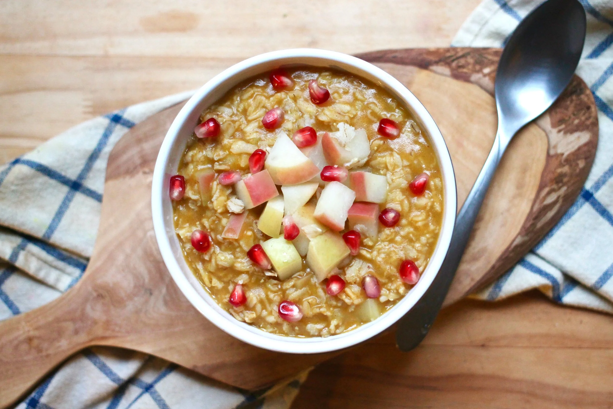 Apple Pumpkin Oatmeal, in all of its glory! This is the perfect breakfast for a brisk autumn morning.