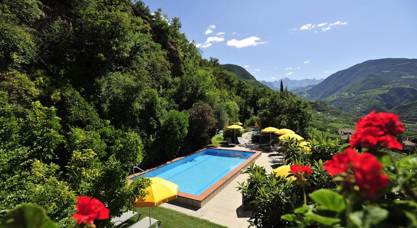 Pool/Lounge Area