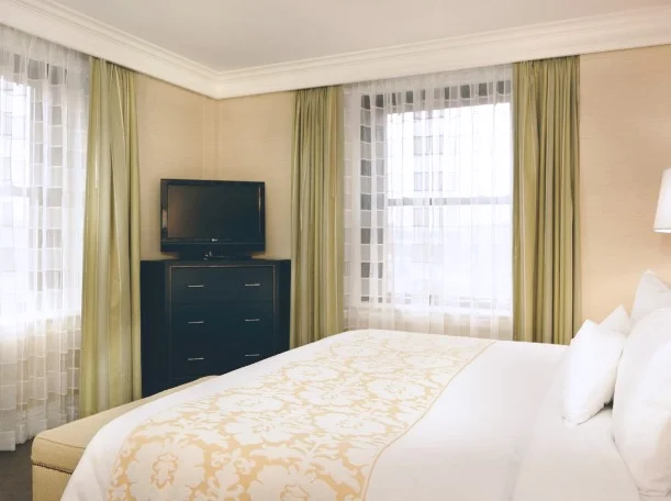 The-Raphael-Hotel-King-Suite