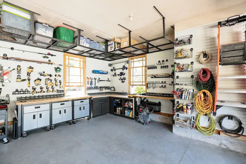 Oh how satisfying is the organization of this garage from Chris Loves Julia ?!