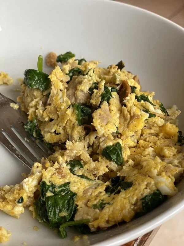 Breakfast - scramble with chicken and spinach