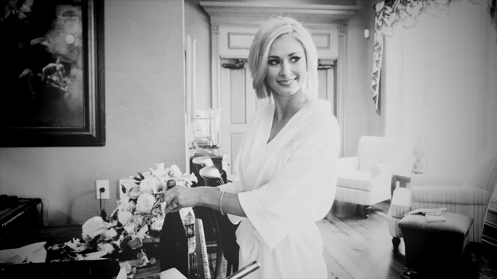 Black-and-white bridal portrait with a bouquet before the wedding.