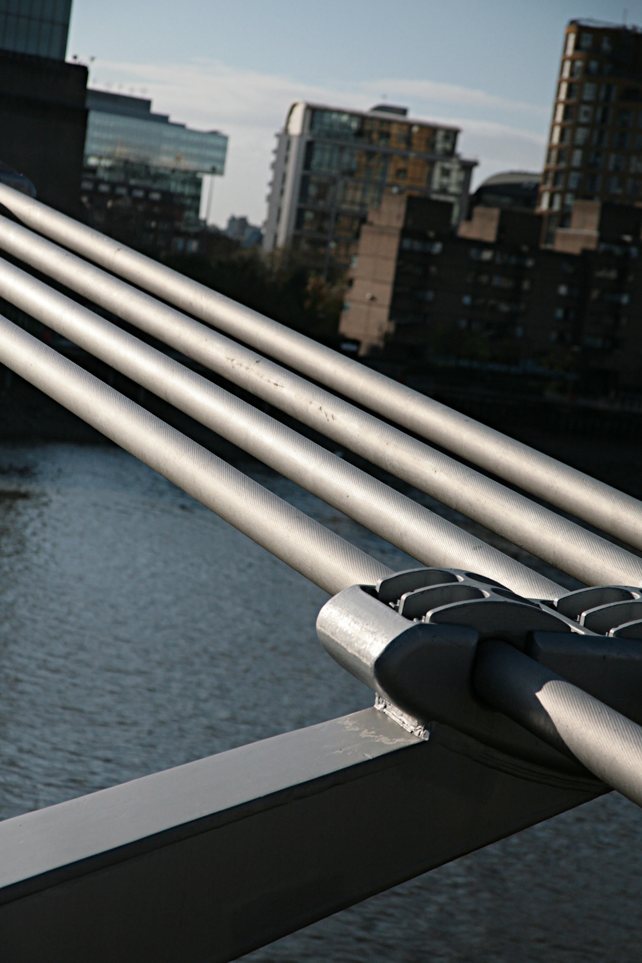 Supporting strutts on Millennium Bridge.jpg