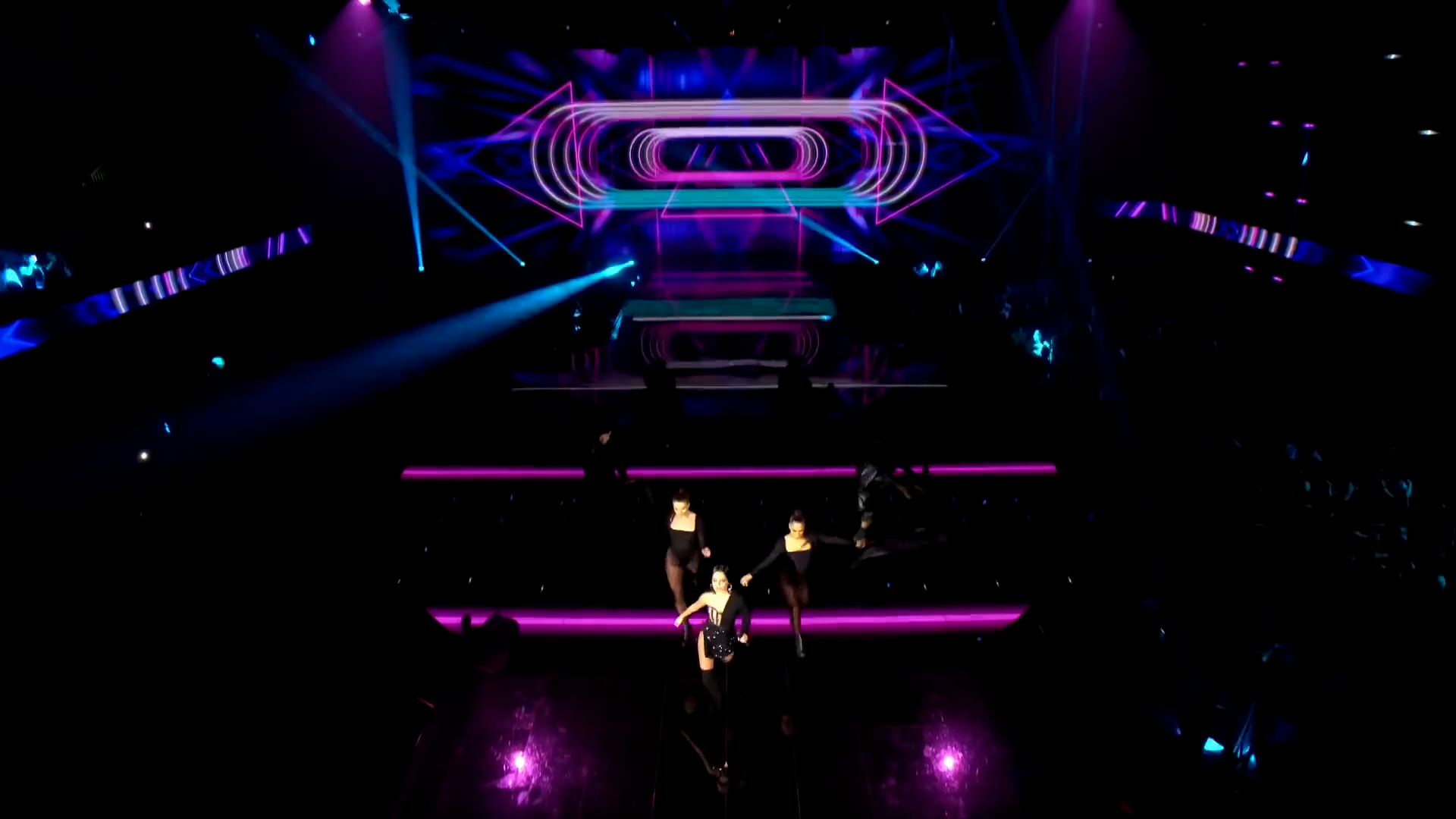 Becky G - _Sin Pijama _ Mayores _ 24_7_ Live _ MTV EMA 2019 - Full HD (0_01_47_08).png