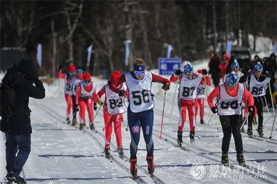 "Winter Olympics in Beijing, experience in Jilin - Sino-US students meet Changbai Mountain" ski exchange activities.