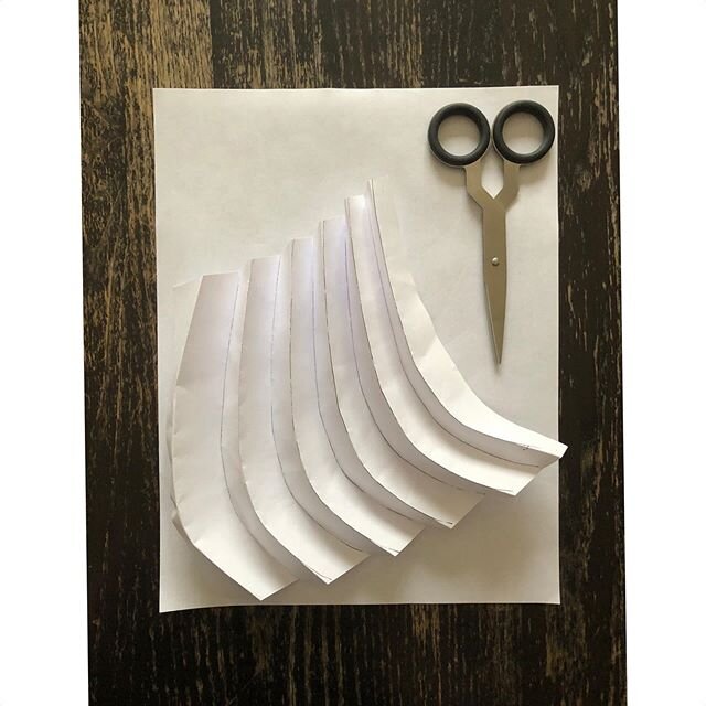 I cut out a template and scored a sheet of paper. It was fun to fold a curve. .
. .
.
.
#paper #origami #diy