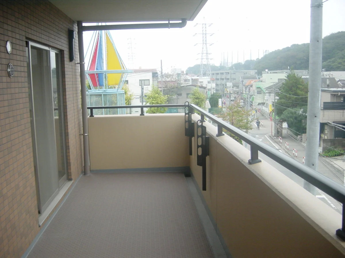balcony1.jpg