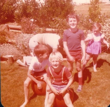 thumb_Tina and Tony Family 1977-outside rivett.jpg