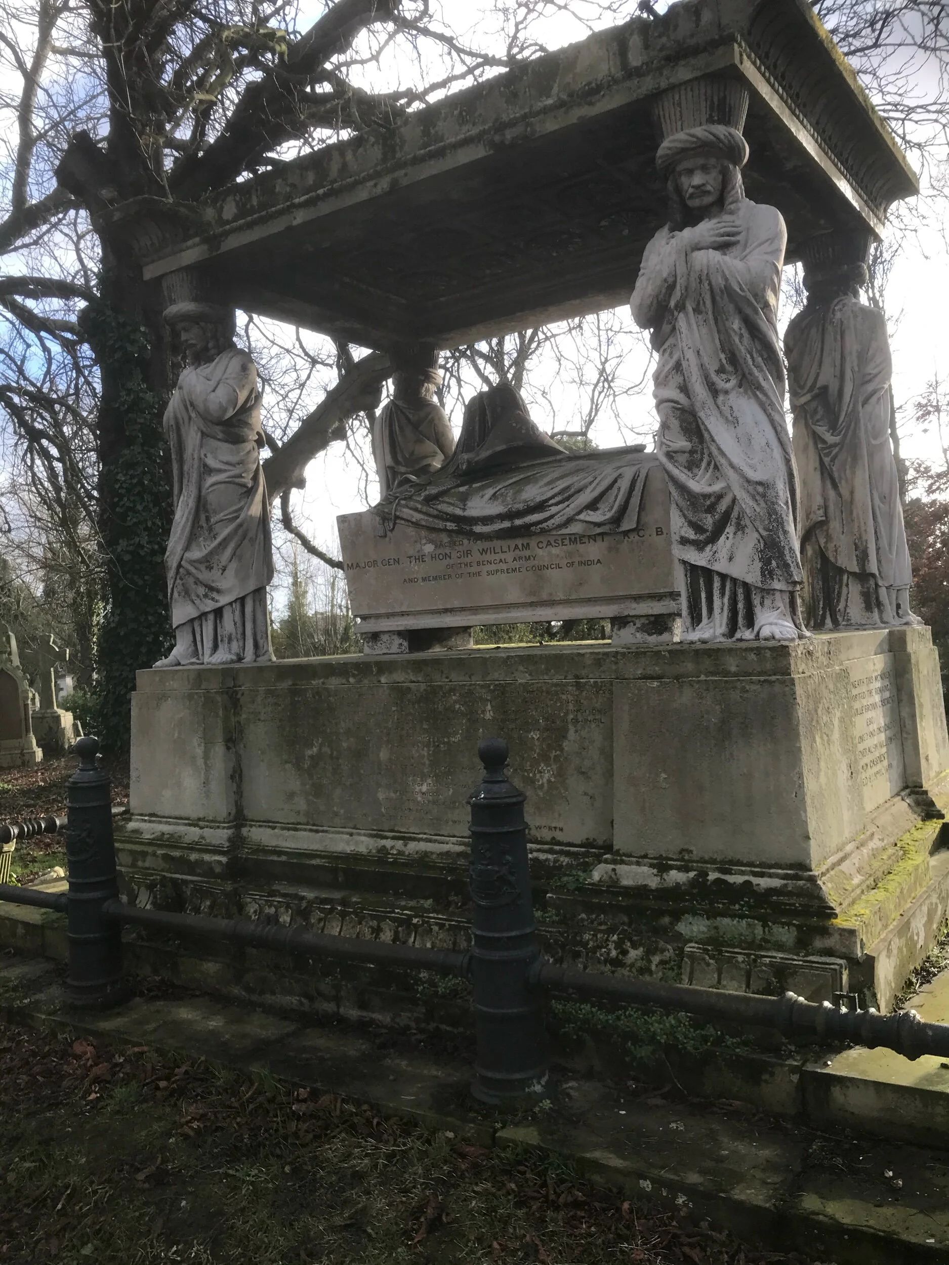 On Friday, Tony and I caught the train to London for the weekend. Claire, Andy and the children drove up in the evening. When we got to London we caught the tube to Notting Hill where we went for a walk using London City Secrets. It started with a w…