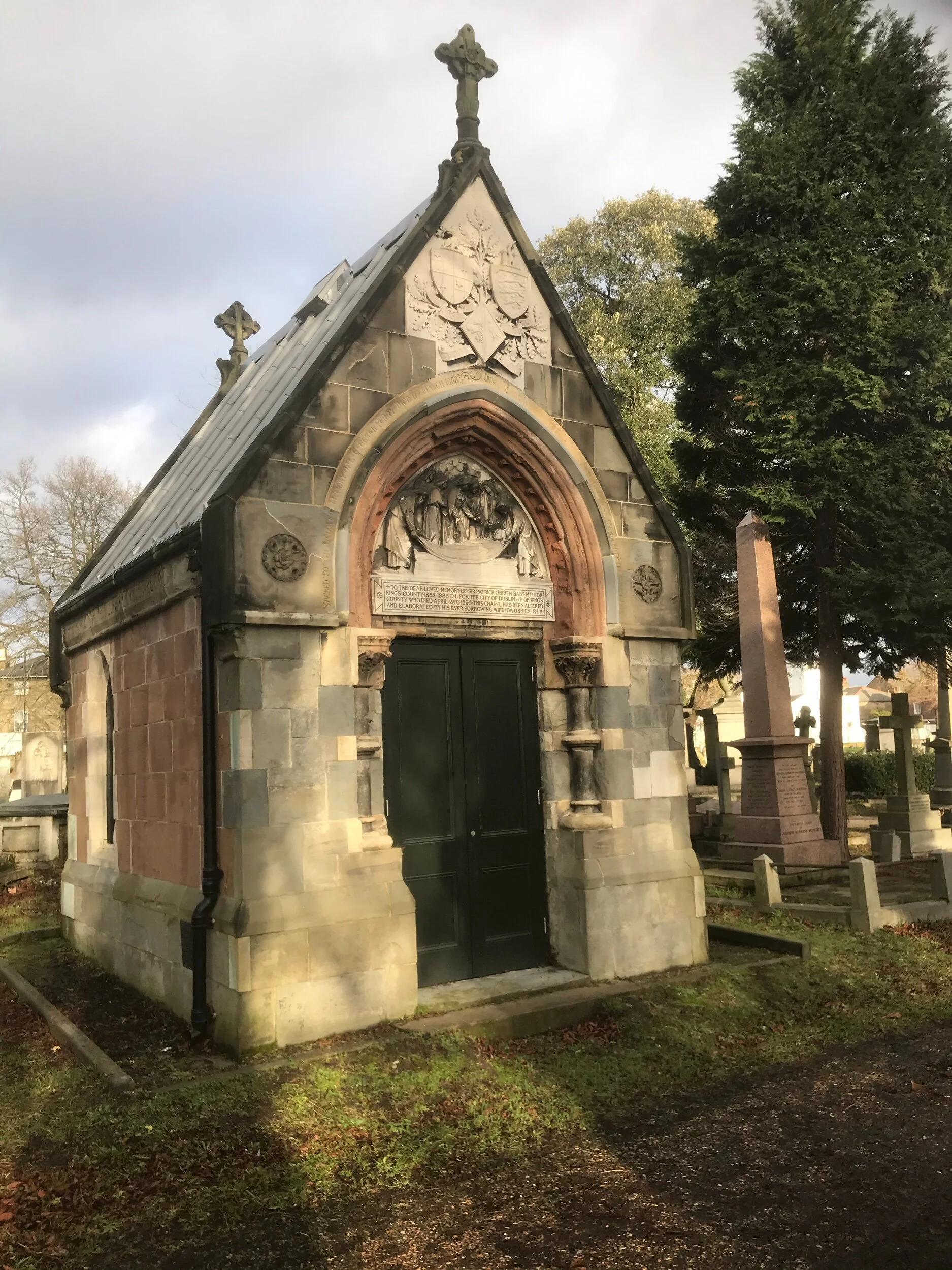 After wandering around graves, we walked on down Portobello Road through the markets, grungy shops and on through the smarter parts of Notting Hill to our flat just 10 minute walk from Paddington Station.  And then on into London Town to check out t…