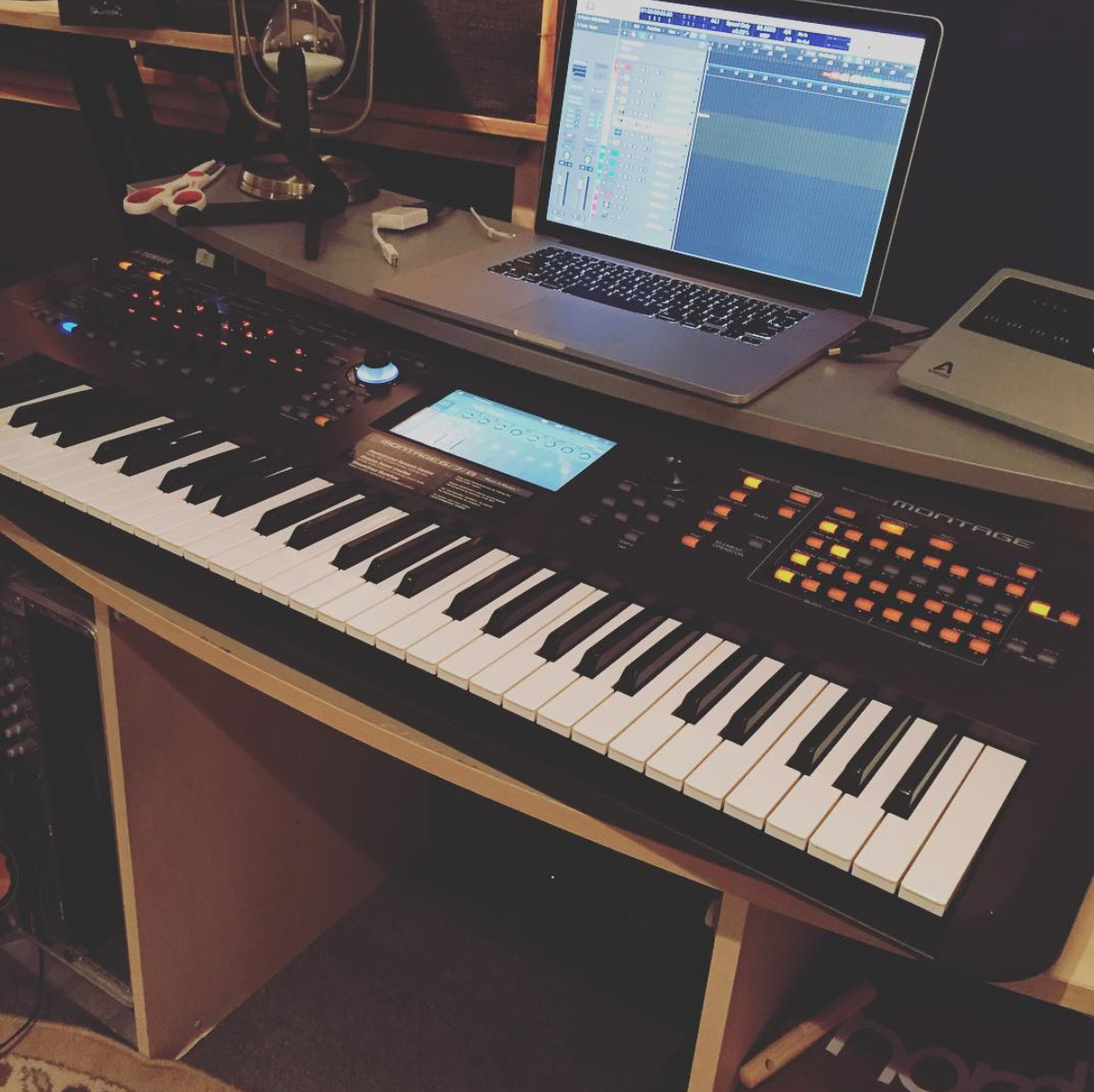 This thing looks good as the center of a studio. 