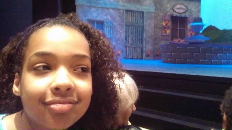 Zoe, checking out the scenery and waiting for Scapin to begin.