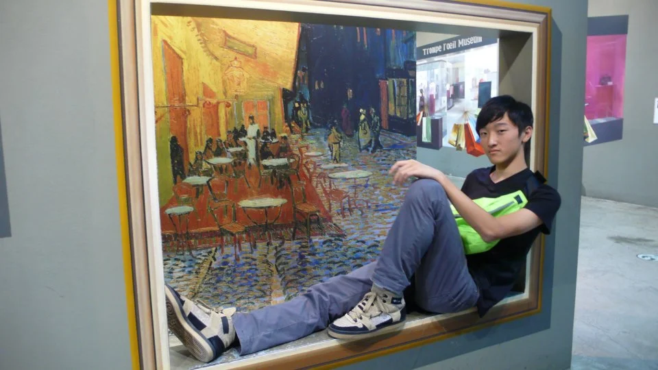 Photographer: Chunyin Jonathan Chan © Tom sitting in the window overlooking a
sidewalk café.