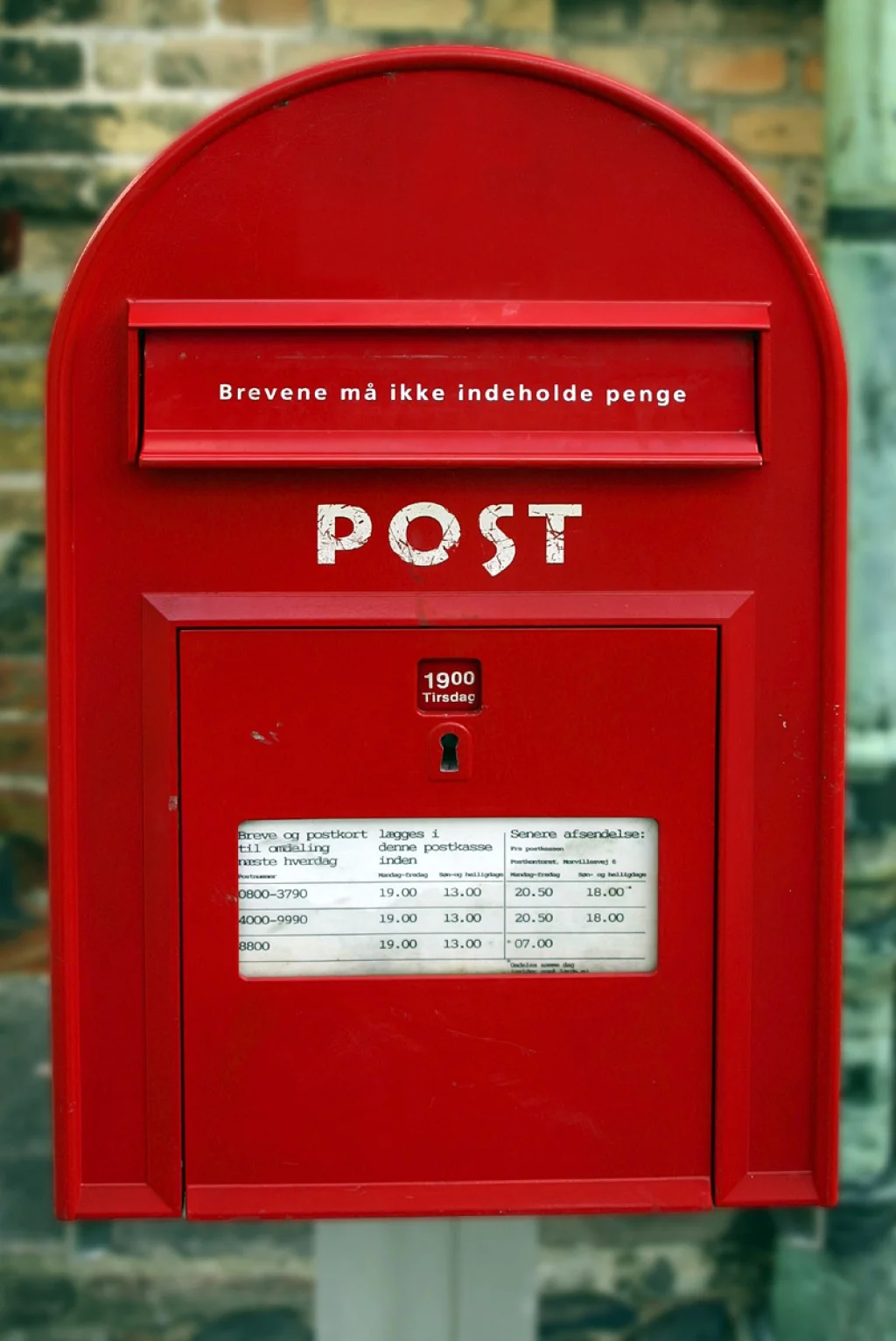 red mail box.jpg