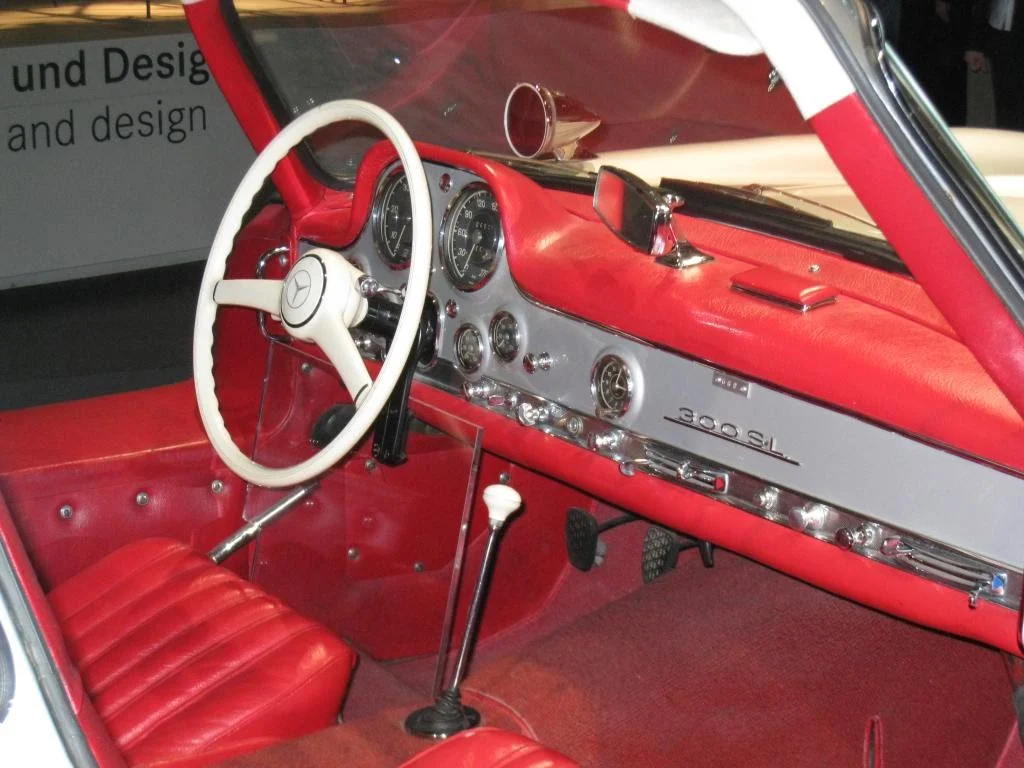08Stuttgart_55_300SL_int.JPG