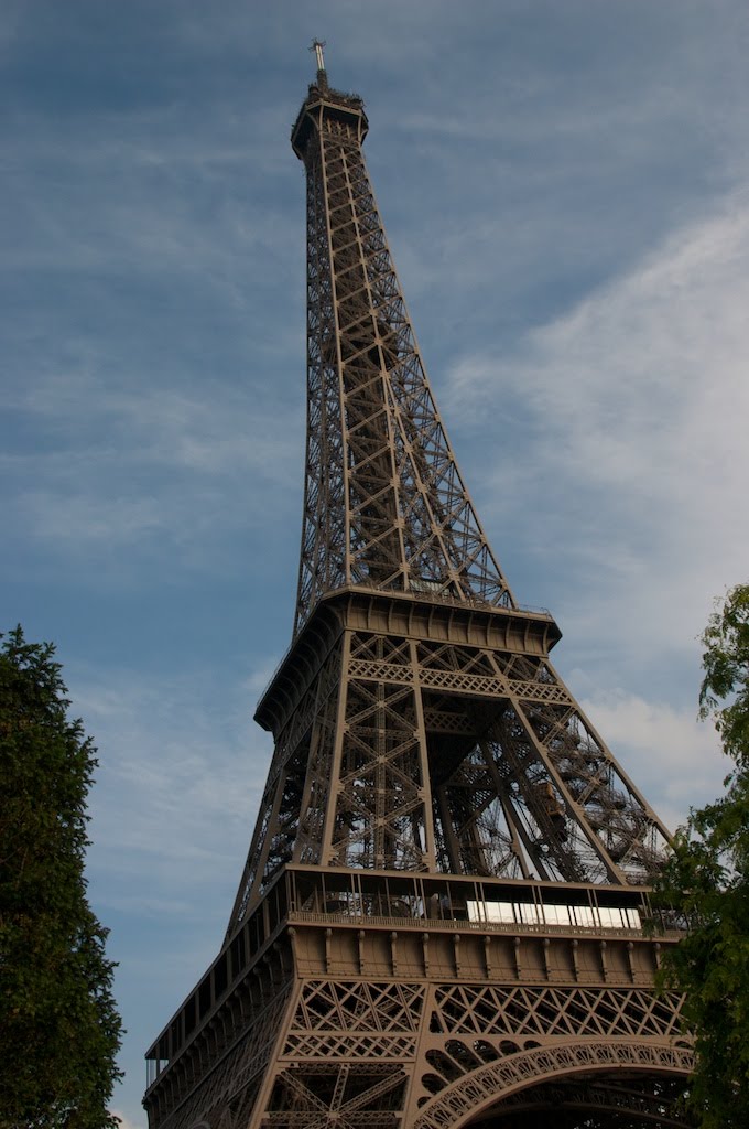 08Paris_effiel_tower2.jpg