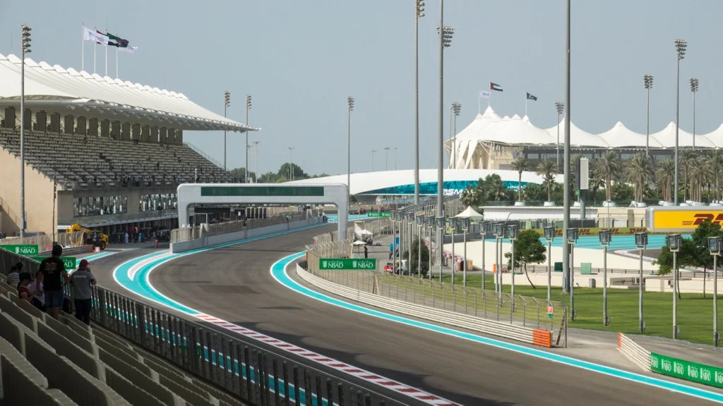  Looking to our left, you see the cars as the come along the straight, through the DRS zone. 