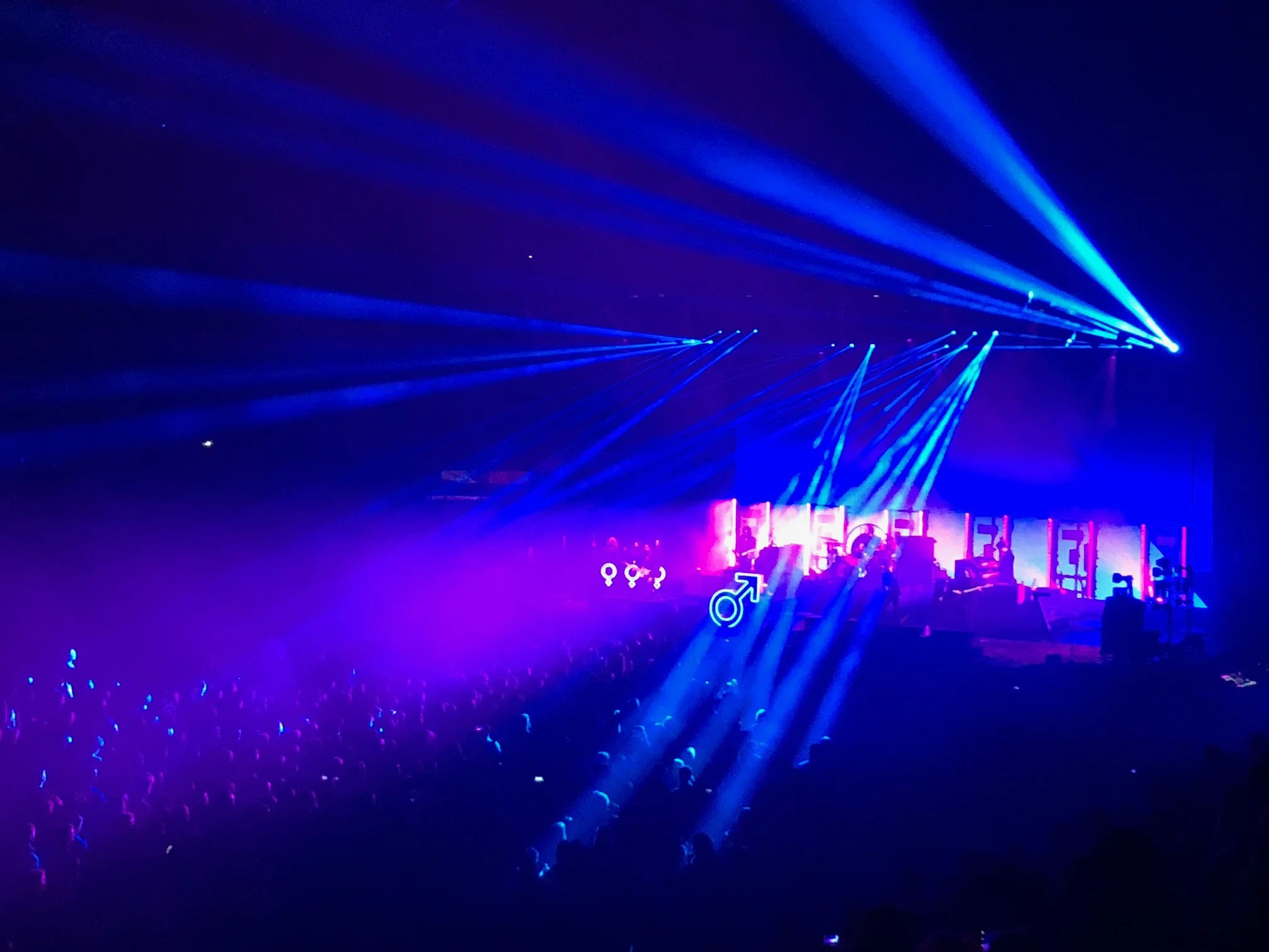  Cool stage set-up and light show, as you would expect from the Killers. 