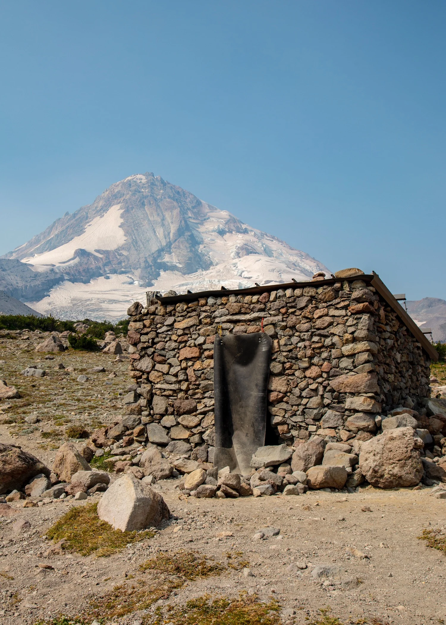 The old mountaineering hut on the trail.