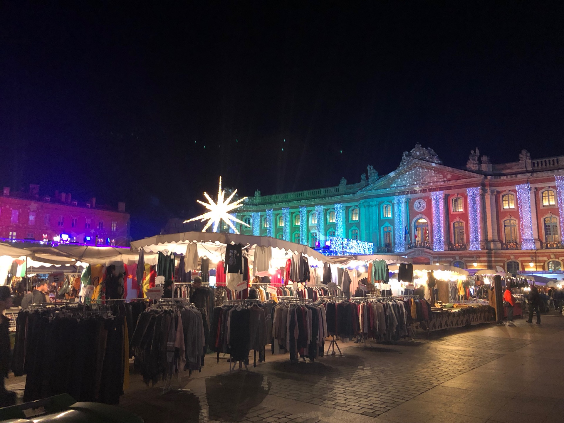  A wider view of the Christmas market. 