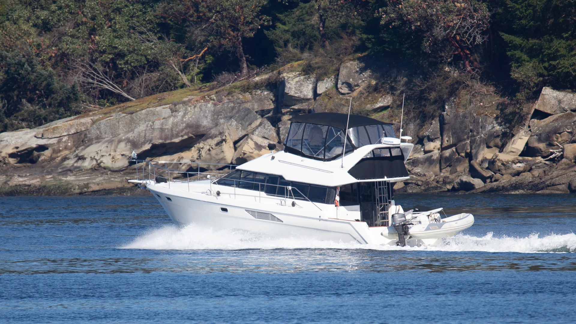 If you happen to know this boat, report the jackass to the authorities…