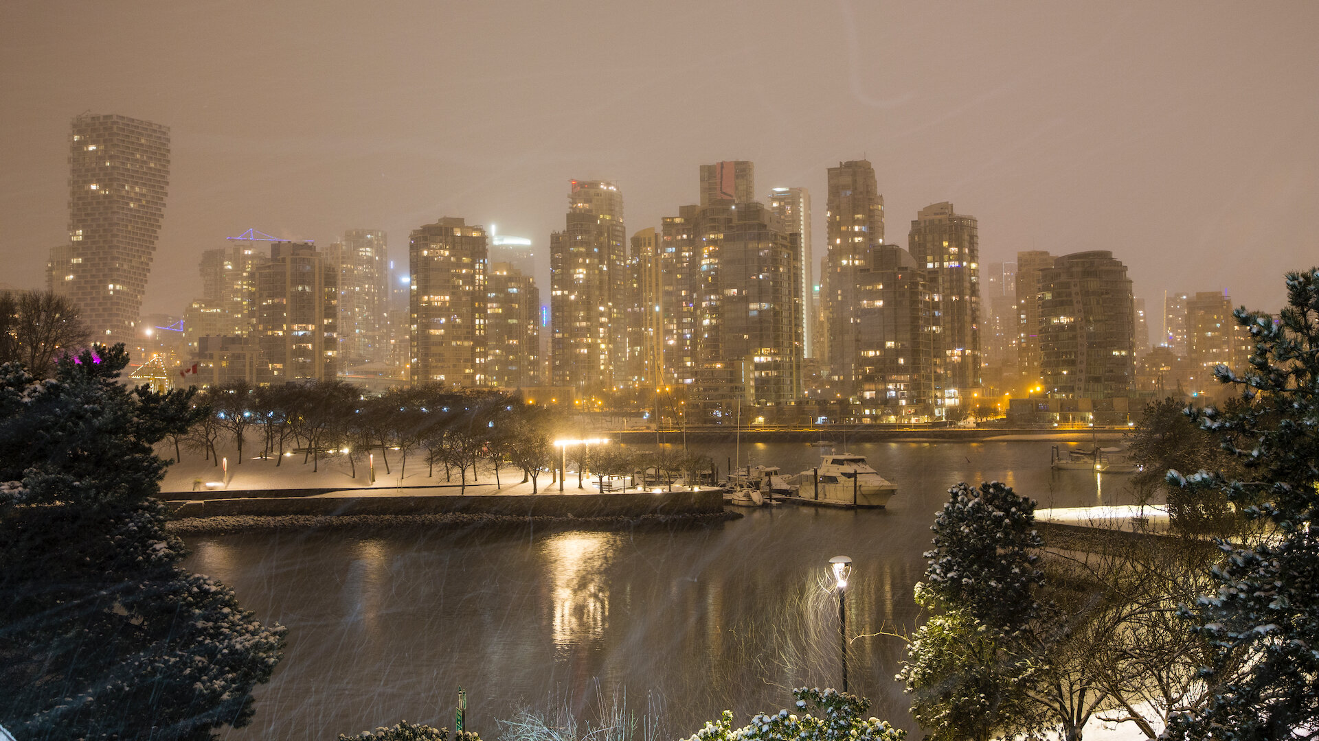  As i headed out, the snow was falling quite hard. The city was shrouded in the clouds. 